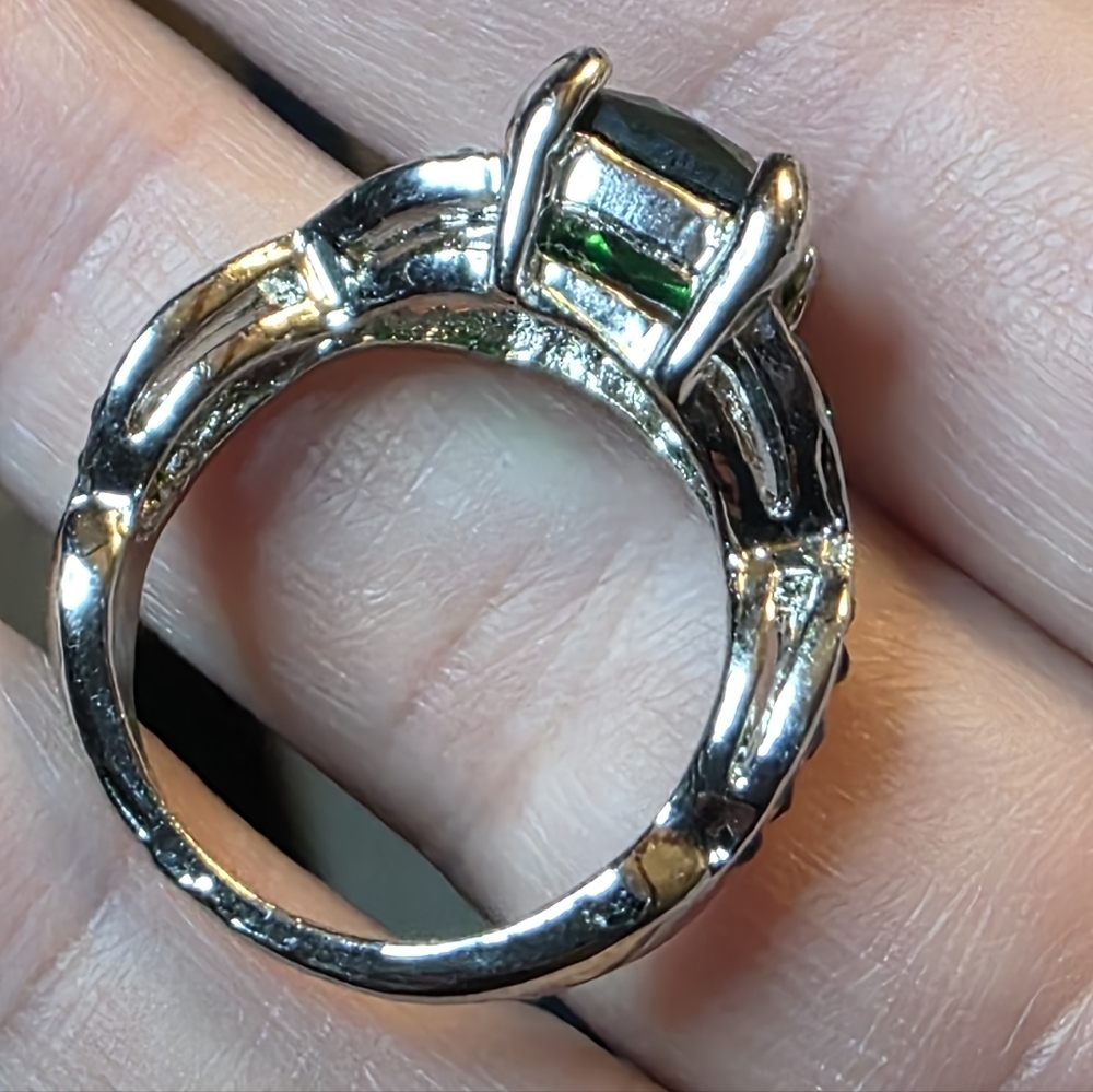 Vintage Silver Tone Emerald Cut Green Gemstone Ring Size 8 556 - Picture 6 of 8